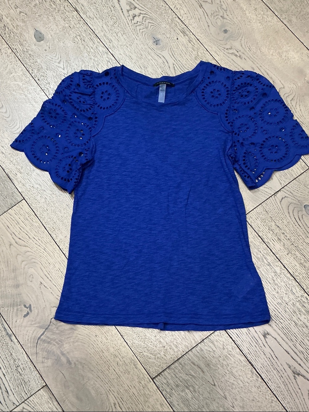 Woman’s Tahari royal Blue top. Small. Sculpted sleeve. So cute!